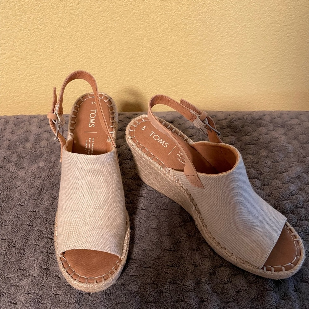 Tom’s Monica Tan/Carmel wedge heel 9